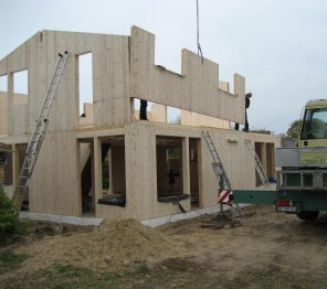 Ein Holz100 - Haus wird aufgebaut. Holz100