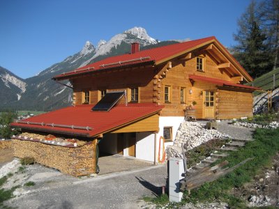Ein Blockhaus: Inbegriff der Gemütlichkeit Zedernblockhaus in den Alpen